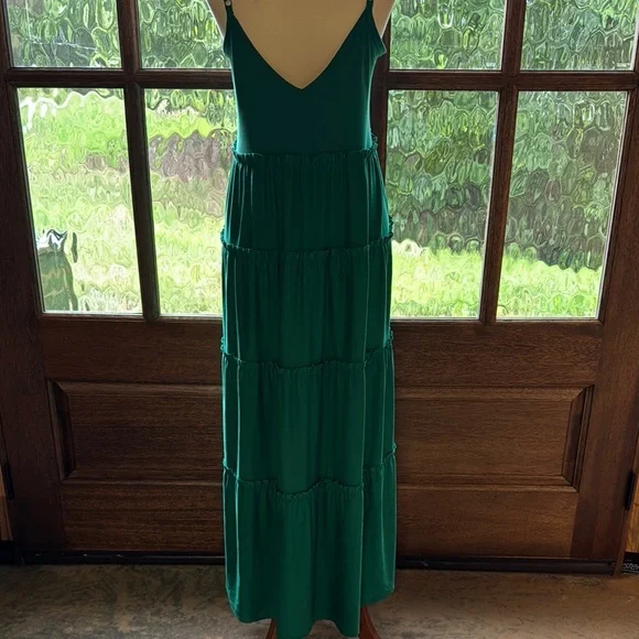 Elegant Green Maxi Dress - Picture 2 of 3